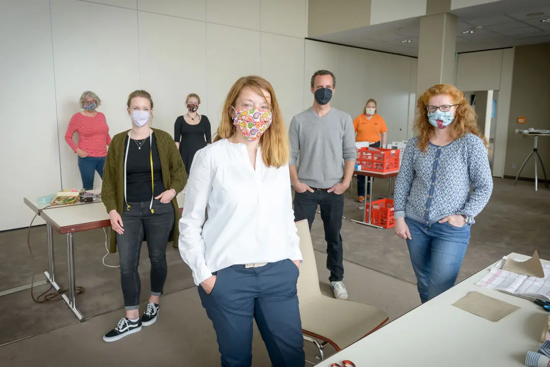 Gruppenfoto einiger Teilnehmerinnen und Teilnehmer der Nähaktion