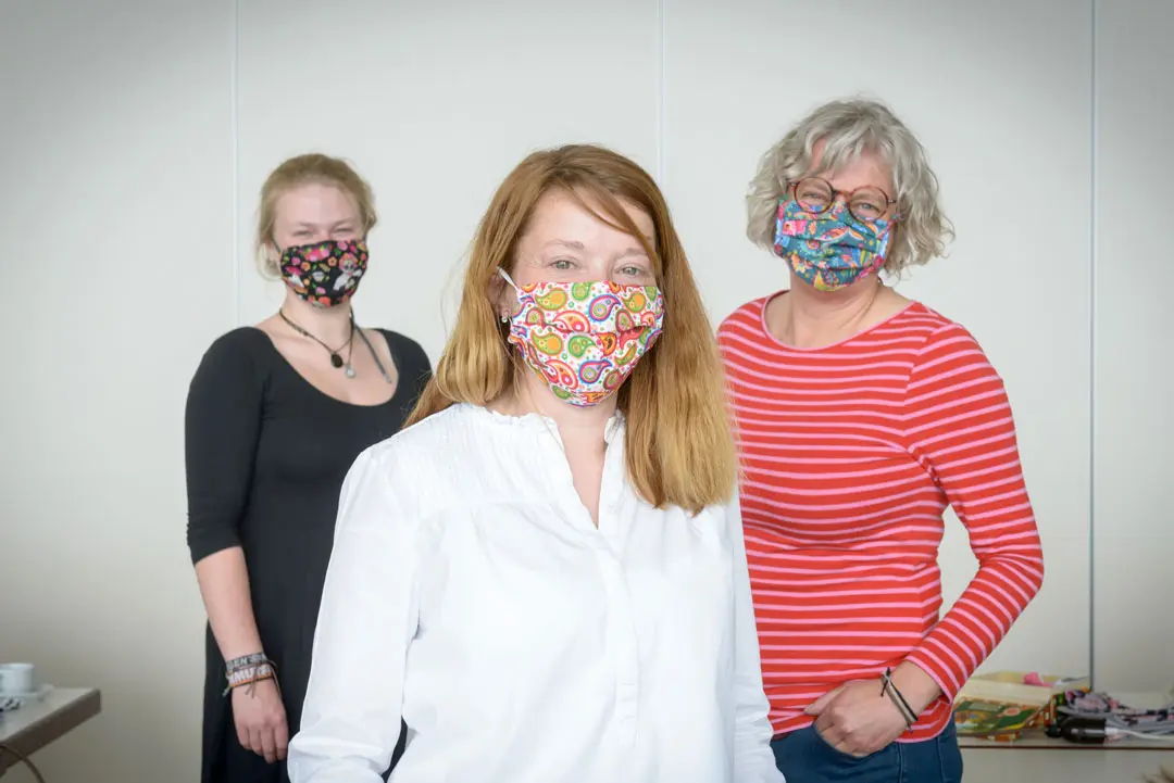 Drei der tapferen Schneiderinnen bei der Nähaktion