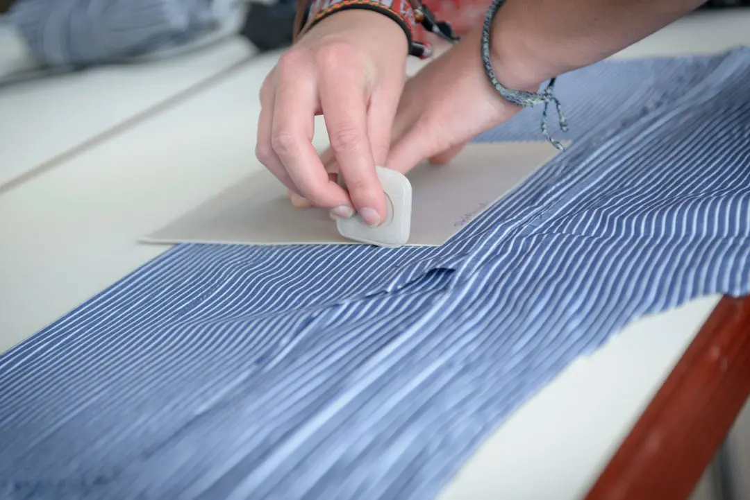 Geübte Handgriffe bei einer Nähaktion