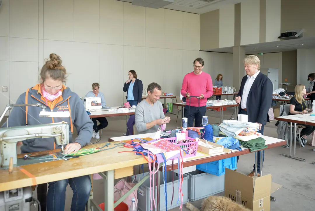 Besucher bei der Nähaktion