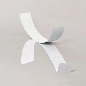 Skulptur aus zwei dünnen Streifen