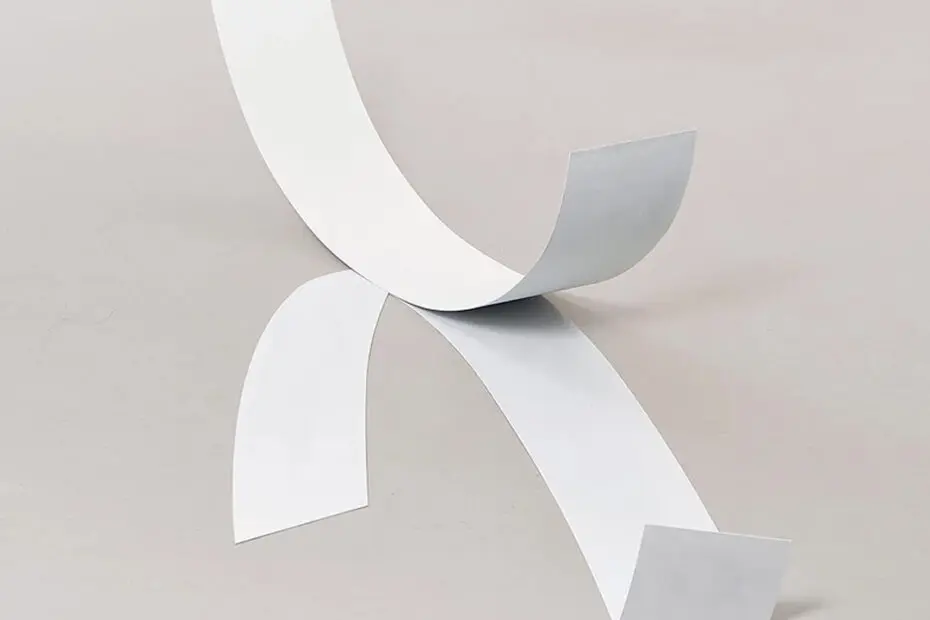 Skulptur aus zwei dünnen Streifen