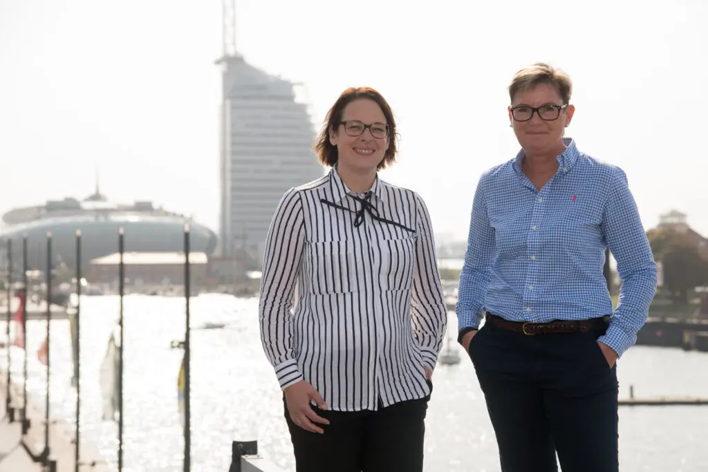 Janine Wübben und Insa Rabbel vor der Kulisse des Neuen Hafens und der Havenwelten