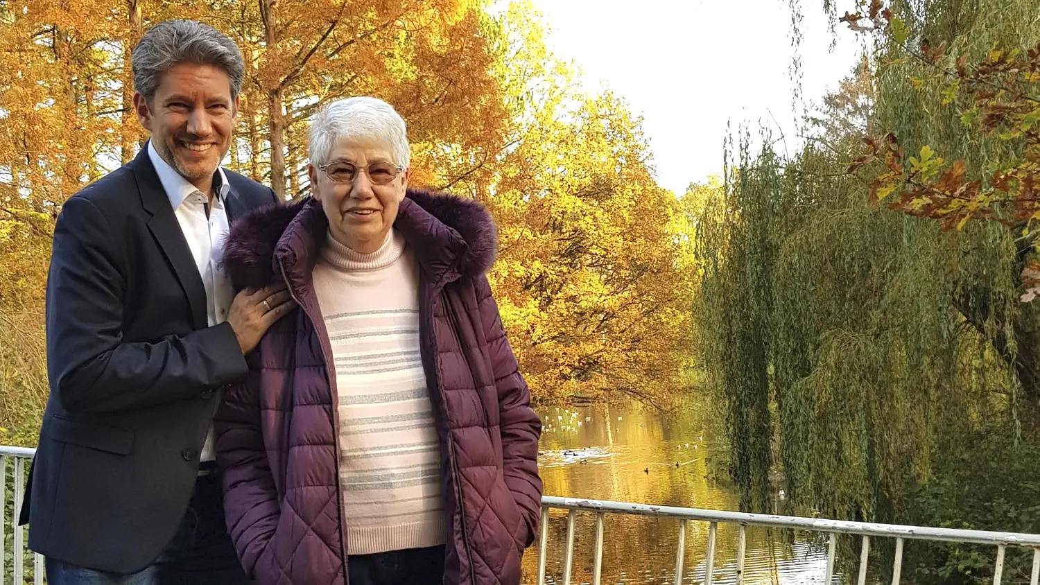 Margarete Müller und ihr Sohn Lars gehen in einem der Bremerhavener Parks spazieren