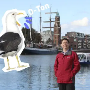 Link zu O-Ton: Dr. Marc Bläsing. Foto von Dr. Marc Bläsing am Neuen Hafen mit dem Text "O-Ton" und der Grafik einer kreischenden Möwe