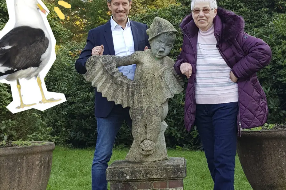 Link zu O-Ton: Margarete und Lars Müller. Margarete und Lars Müller stehen links und rechts einer Statue in einem Garten, Text "O-Ton", Grafik einer kreischenden Möwe