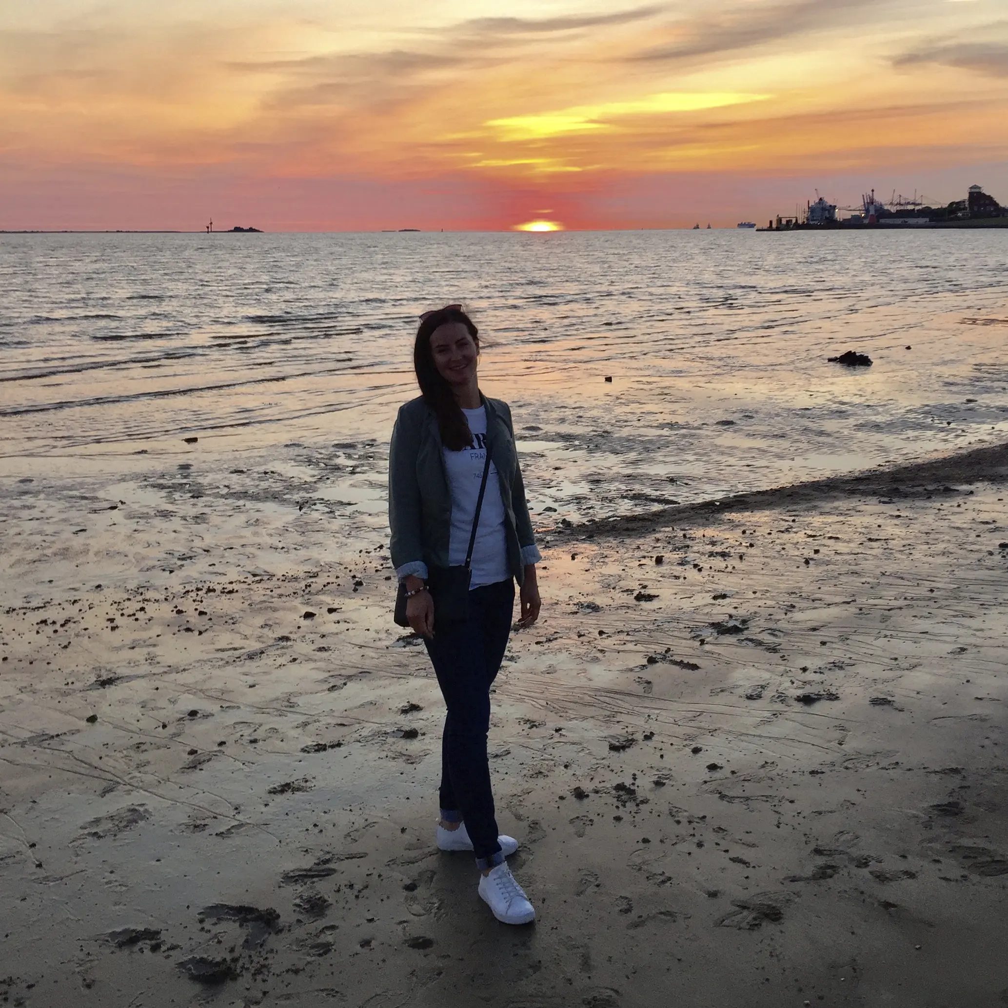 Lisa Keller bei Sonnenuntergang und Ebbe am Weserstrand