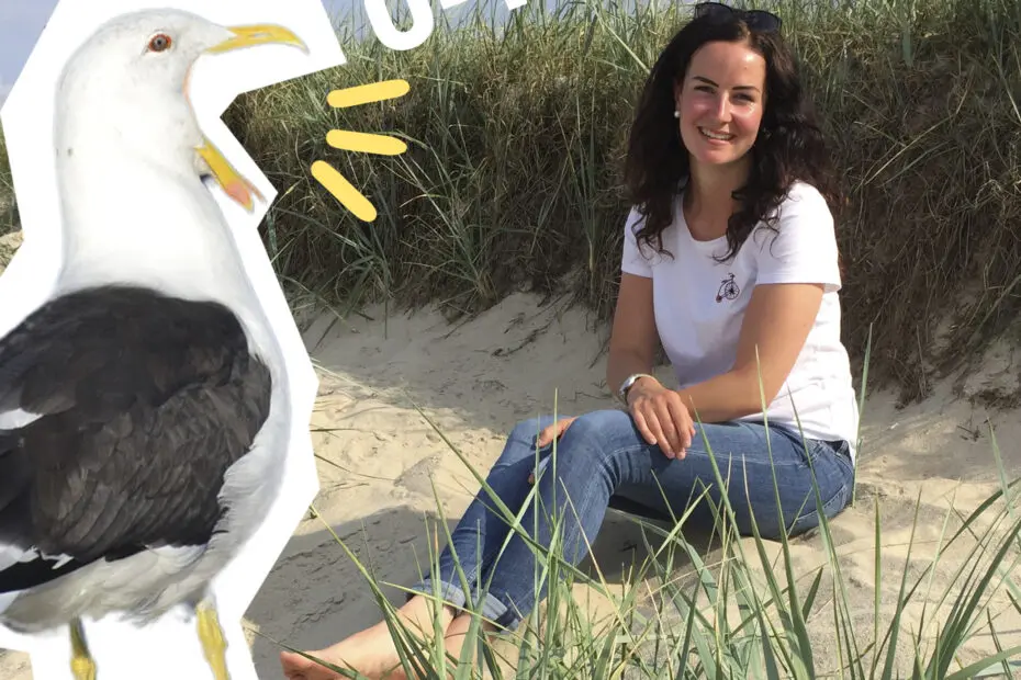 Link zu O-Ton: Lisa Keller. Foto von Lisa Keller am Strand