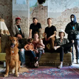 "Familienfoto" von Mitgliedern des Kollektivs Werk Embassy of Creators