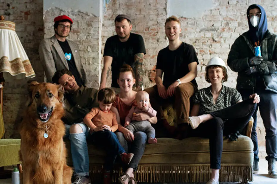 "Familienfoto" von Mitgliedern des Kollektivs Werk Embassy of Creators