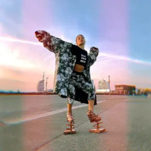 Ein Model trägt Kleidung des Bremerhavener Fashiondesigners Didaldi vor der Skyline Bremerhavens