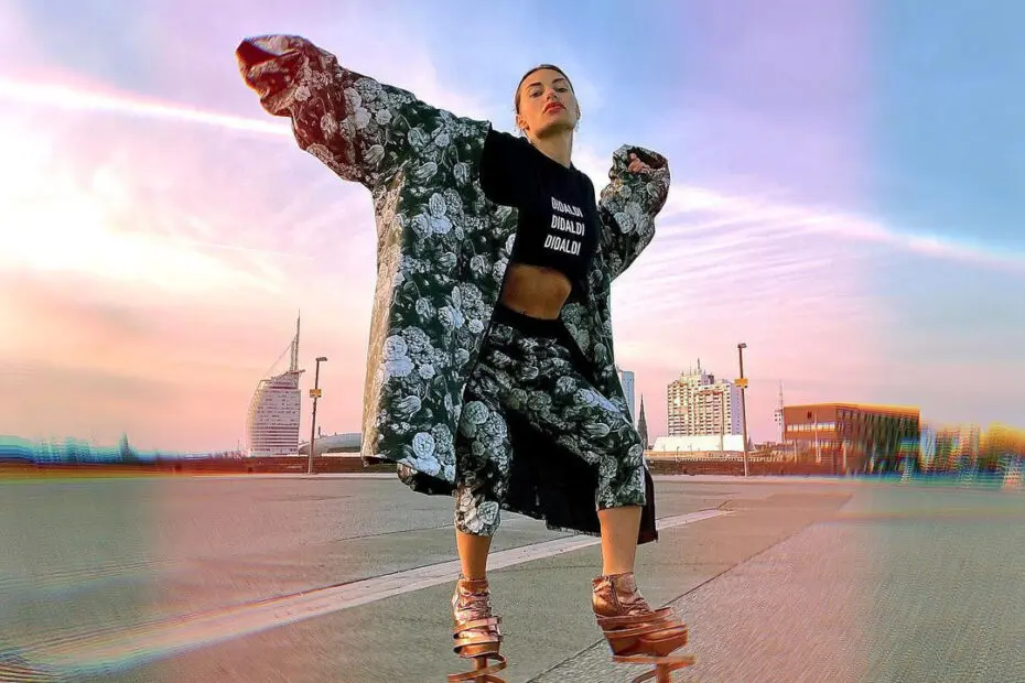 Ein Model trägt Kleidung des Bremerhavener Fashiondesigners Didaldi vor der Skyline Bremerhavens