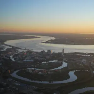 Luft von Bremerhaven mit den Schleifen des Flusses Geeste und der breiten Weser im Hintergrund