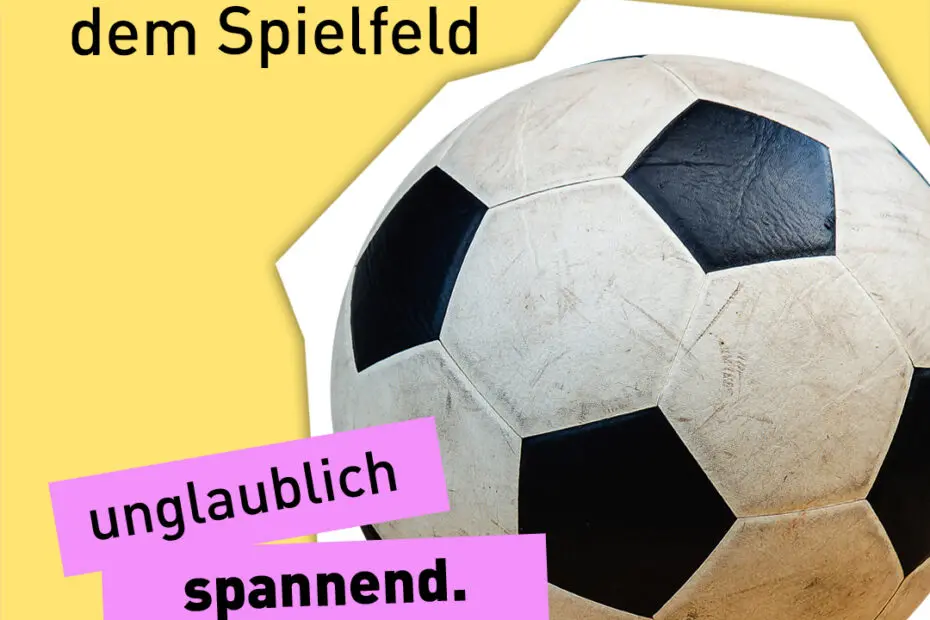 Text "unglaublich spannend - Outdoorkino auf dem Spielfeld" vor einem Fußball