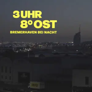Text "3 Uhr 8 Grad Ost - Bremerhaven bei Nacht" vor einer Nachtaufnahme von Bremerhaven