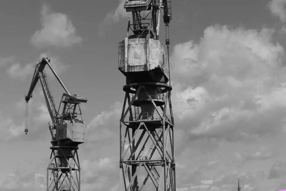 Text "#unglaublich bremerhaven" vor einem stimmungvollen Schwarz-Weiß-Foto von Hafenkränen