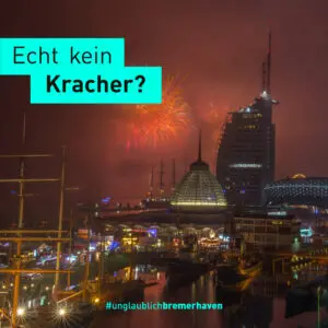 Text "Echt kein Kracher?" vor einem Bild der beleuchteten Havenwelten bei einem nächtlichen Höhenfeuerwerk
