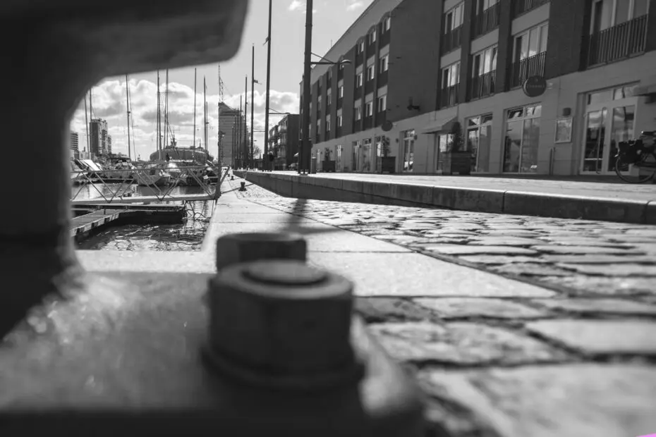 Schwarz-Weiß-Aufnahme einer Kaje am Neuen Hafen