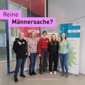 Fotografie fünf Studierender mit einem Störer mit der Aufschrift "Reine Männersache?"