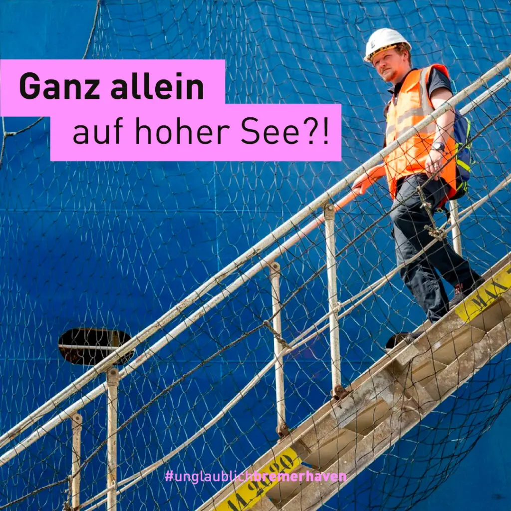 Philipp Manthey steigt die Gangway eines großen Containerschiffs hinab.