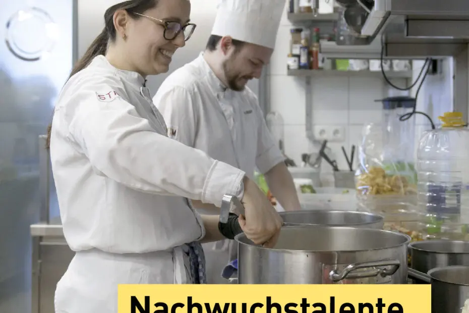 Azubis stehen in der Küche am Topf
