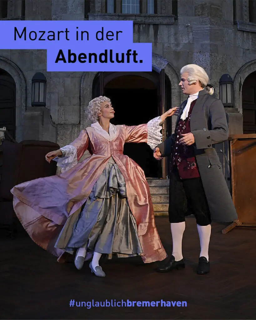 Die Aufführung MOZART vor dem Stadttheater Bremerhaven
