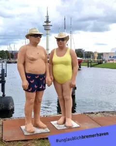 Kunstinstallation "Alltagsmenschen": Lebensgroße Figuren in menschlicher Gestalt am Hafen