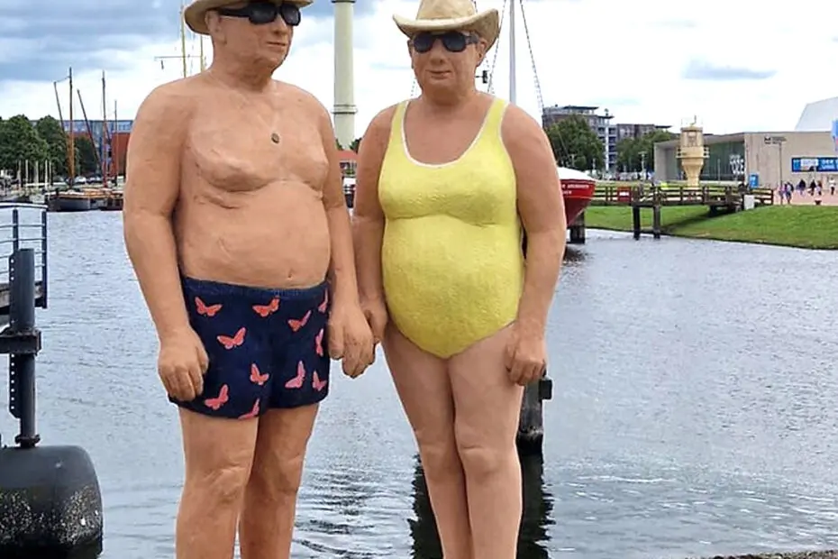 Kunstinstallation "Alltagsmenschen": Lebensgroße Figuren in menschlicher Gestalt am Hafen