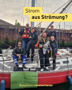 Studierende auf einem Segelschiff präsentieren ihre selbstgebaute Sonde