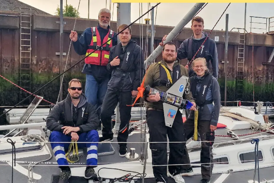 Studierende auf einem Segelschiff präsentieren ihre selbstgebaute Sonde