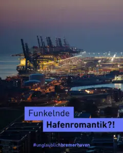 Luftaufnahme des Bremerhavener Hafens bei Nachtanbruch.