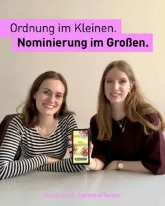 Zwei Studentinnen mit ihrer nominierten App.