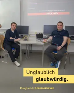 Jan Scheibel und Marcell Müller (v.l.) demonstrieren den Lügendetektor.
