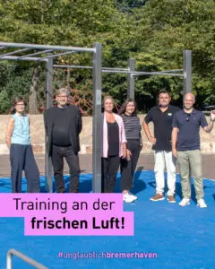 Irene Jatzkowski (Gartenbauamt), Ingo Beck (CVO GyO), Manuela Rademacher, (CVO Oberschule), Saskia Heers (SI), Stephan Oberboßel (CVO Oberschule), Mark Dieckell (Dieckell-Stiftung) vor der Calisthenics-Anlage.