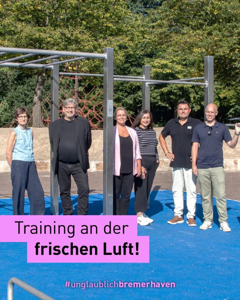 Irene Jatzkowski (Gartenbauamt), Ingo Beck (CVO GyO), Manuela Rademacher, (CVO Oberschule), Saskia Heers (SI), Stephan Oberboßel (CVO Oberschule), Mark Dieckell (Dieckell-Stiftung) vor der Calisthenics-Anlage.