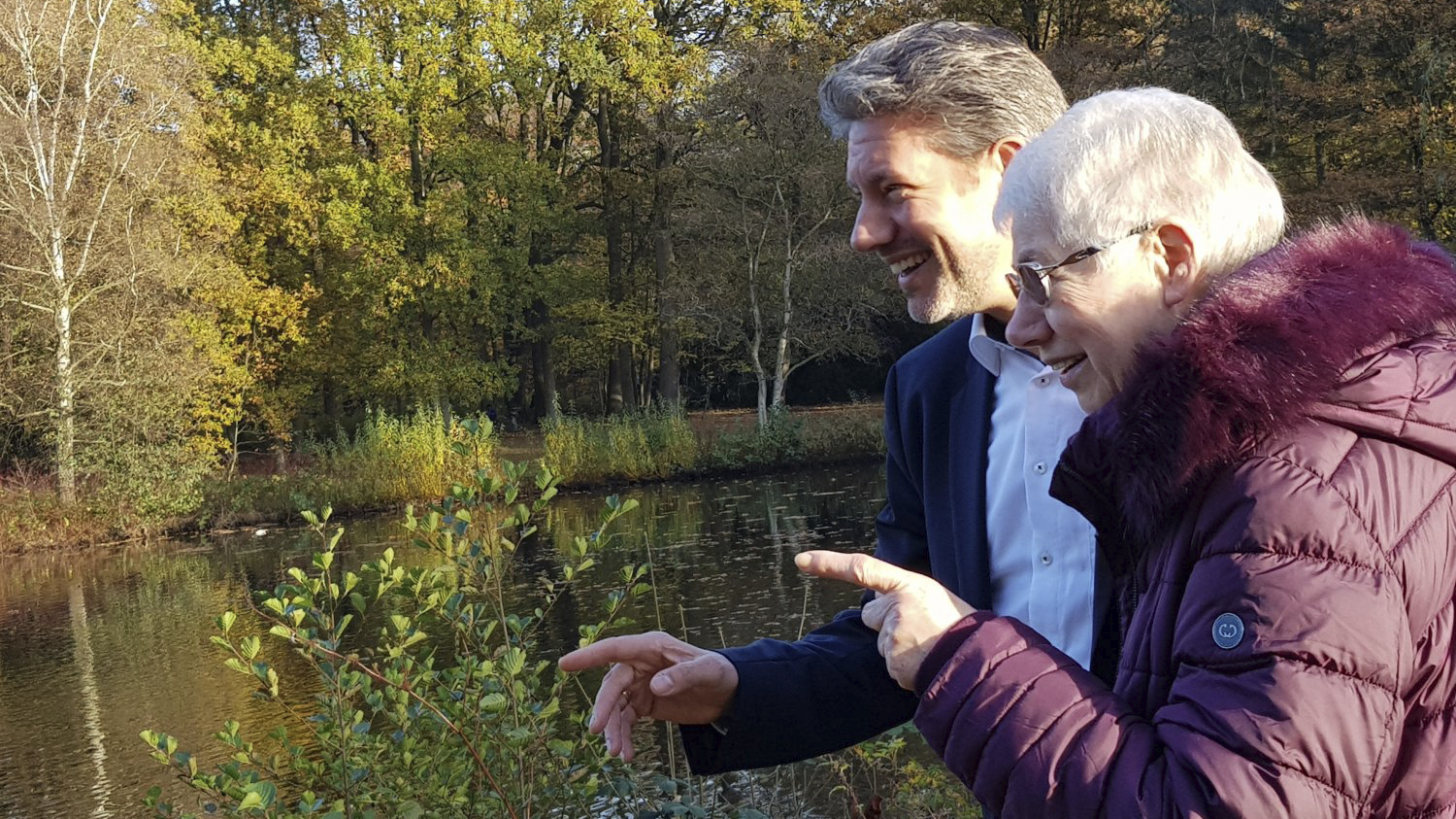 Margarete Müller und ihr Sohn Lars gehen in einem der Bremerhavener Parks spazieren