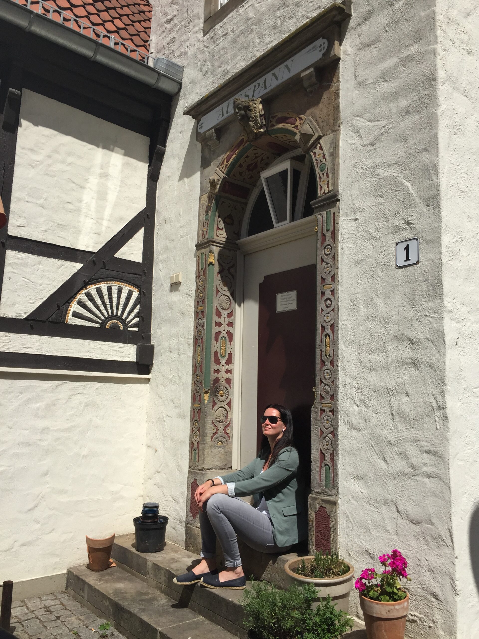 Lisa Keller sitz in einem kunstvoll verzierten Hauseingang