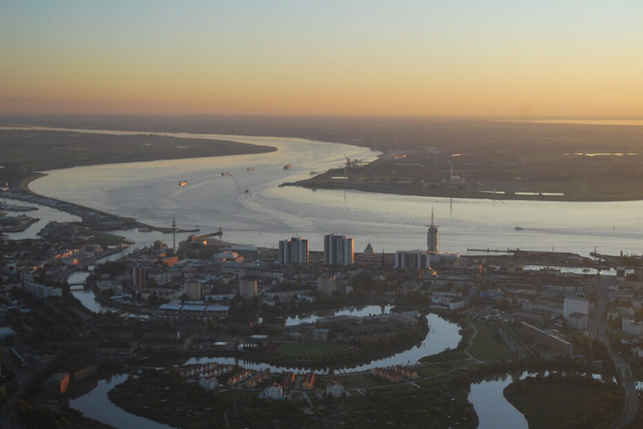 Luft von Bremerhaven mit den Schleifen des Flusses Geeste und der breiten Weser im Hintergrund