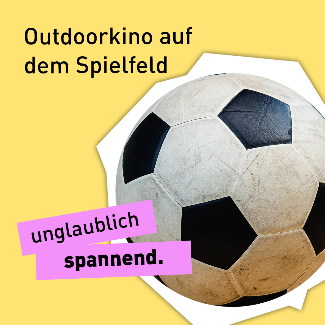 Text "unglaublich spannend - Outdoorkino auf dem Spielfeld" vor einem Fußball