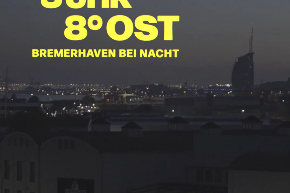 Text "3 Uhr 8 Grad Ost - Bremerhaven bei Nacht" vor einer Nachtaufnahme von Bremerhaven