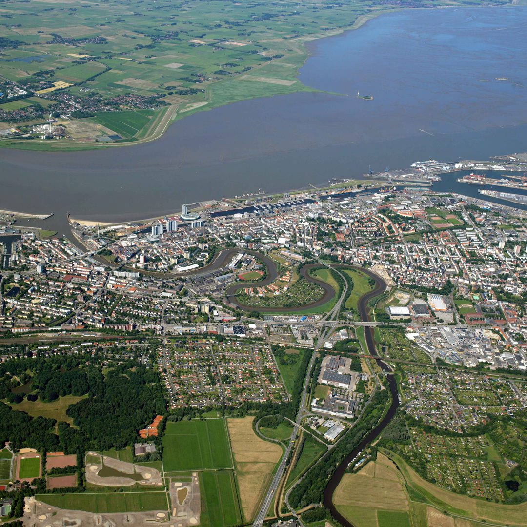 Luftbild der Mitte Bremerhavens mit der Wesermündung