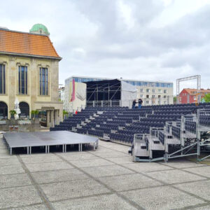Aufbau einer Open-Air-Bühne vor dem Stadttheater Bremerhaven