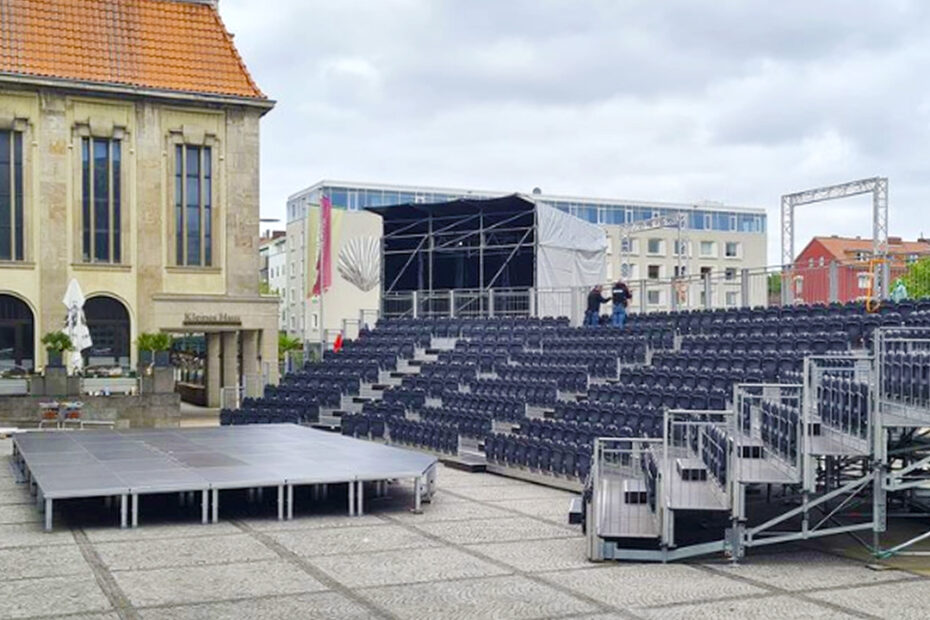Aufbau einer Open-Air-Bühne vor dem Stadttheater Bremerhaven