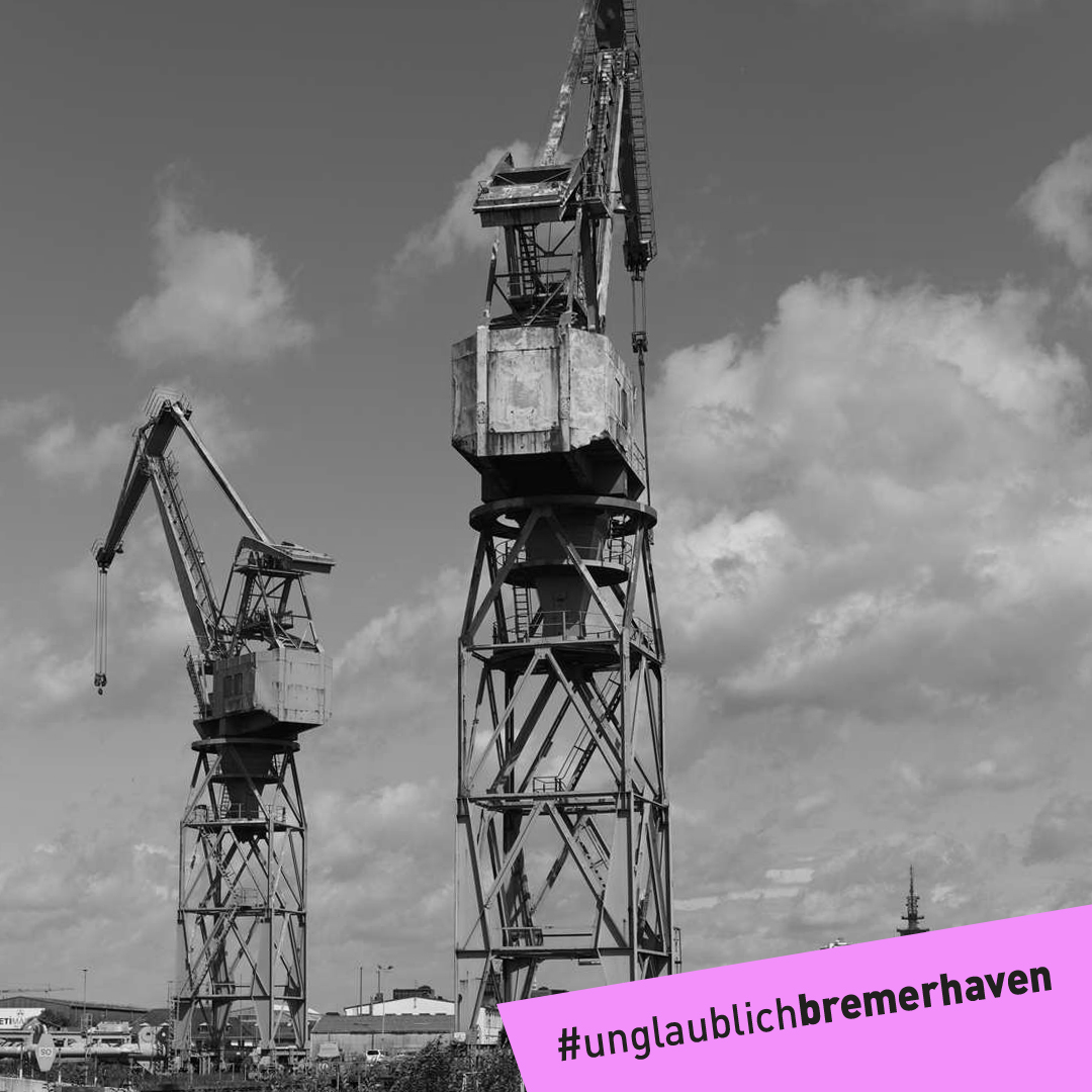 Text "#unglaublich bremerhaven" vor einem stimmungvollen Schwarz-Weiß-Foto von Hafenkränen