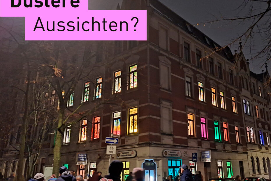 Eine Personengruppe steht auf der Straße vor einem Gebäude, dessen Fenster farbenfroh beleuchtet sind. Schriftzug über dem Foto: Düstere Aussichten? Unterzeile unter dem Foto: #unglaublichbremerhaven