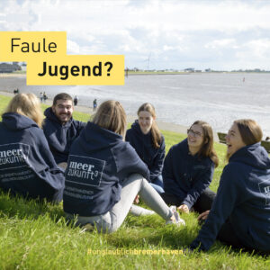 Eine Gruppe junger Menschen sitzt am Weserdeich. Schriftzug: Faule Jugend?